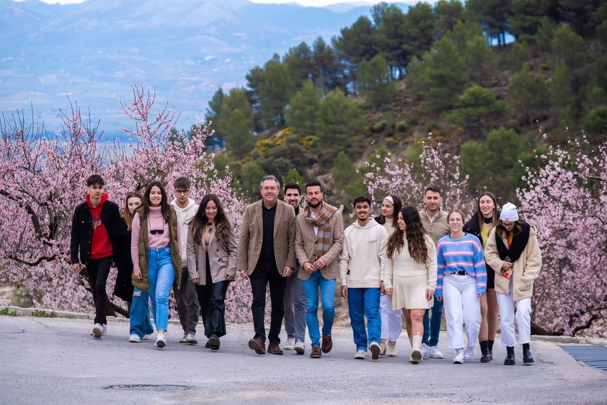 Juventudes Socialistas de Granada agradecen a los Espadas por su trabajo.