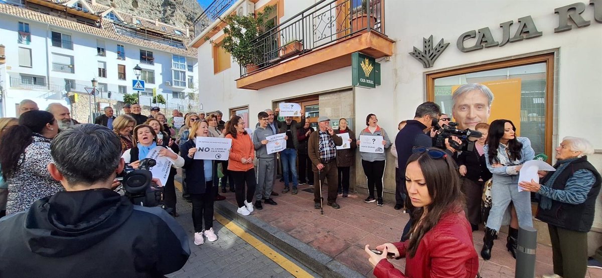 Concentración contra cierre parcial del único banco en Casco Antiguo de Monachil