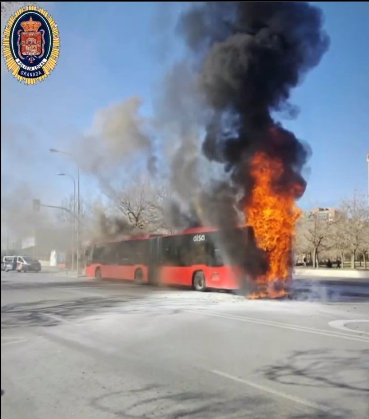 Incendio en autobús urbano de Granada obliga a evacuar pasajeros sin heridos