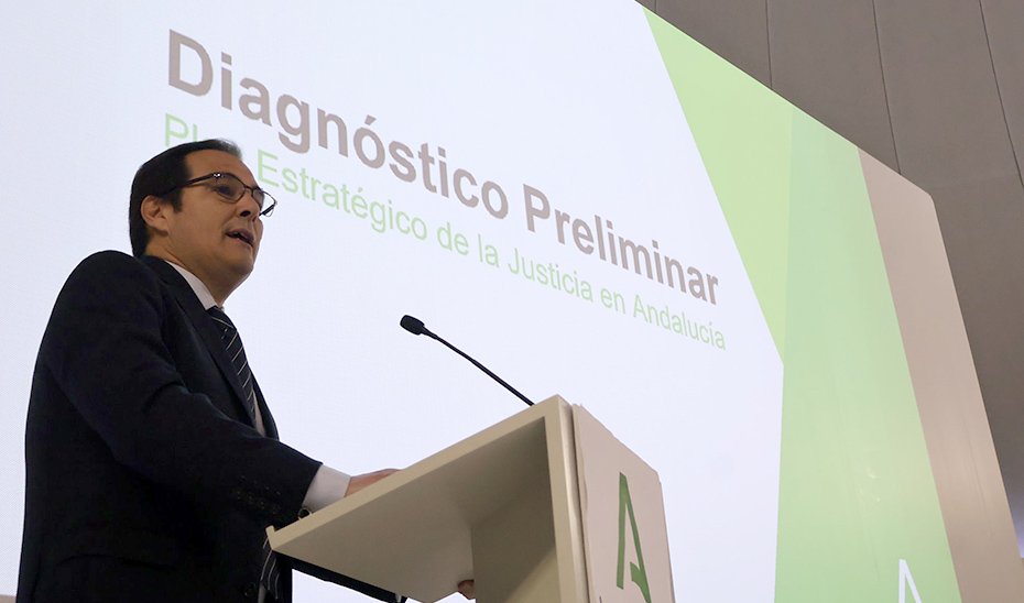 Reunión de cien profesionales para diseñar plan de justicia estratégica en Andalucía tras 28 años con competencias.