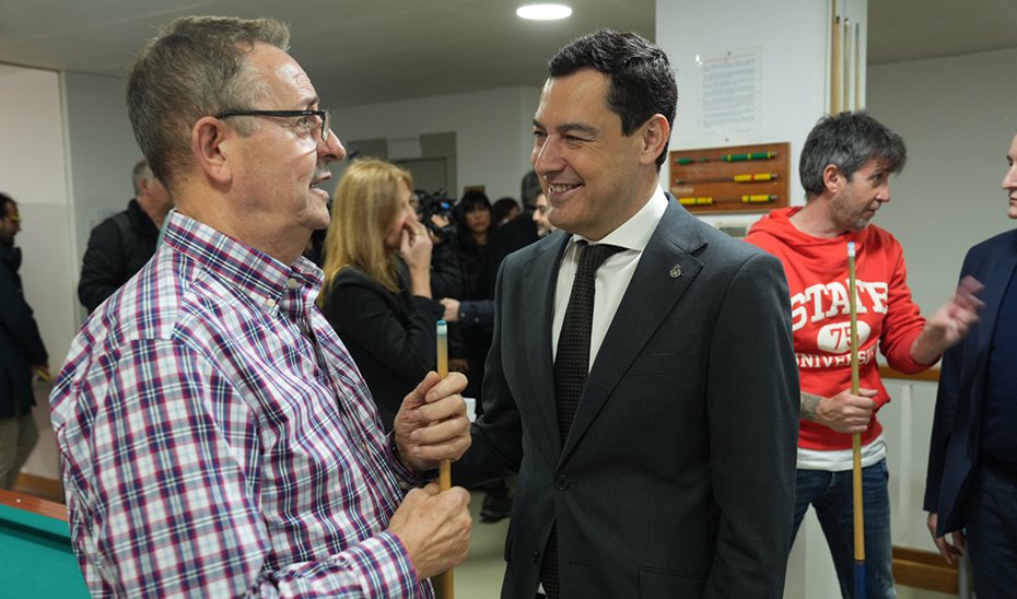 Juanma Moreno talks to one of the attendees at the presentation of the new Vuela network.
