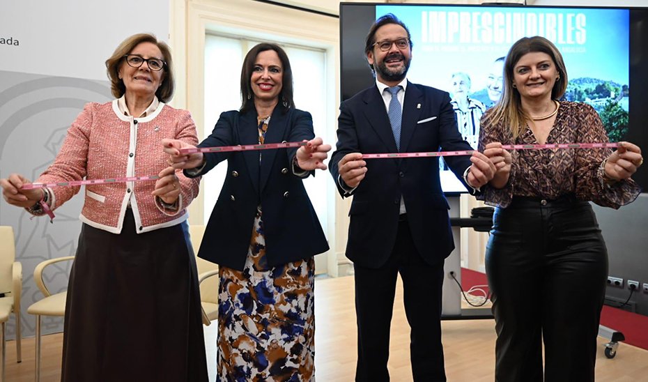The Minister of Development, Territorial Articulation, and Housing, Rocío Díaz, participated in Granada in the institutional event of International Women's Day to be celebrated on March 8 together with the Government Delegate in Granada, Antonio Granados; the Territorial Delegate for Social Inclusion, Youth, Families, and Equality, and the Provincial Coordinator of the IAM, Teresa Illescas. Rocío Díaz recognized the
