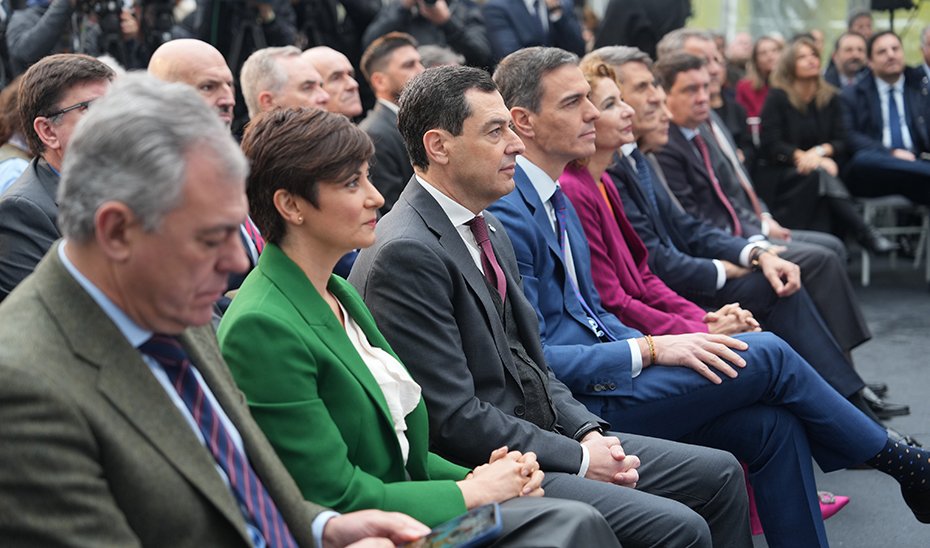 From left to right, José Luis Sanz, Mayor of Seville, Isabel Rodríguez, Minister of Housing, Juanma Moreno, President of the Junta de Andalucía, Pedro Sánchez, President of the Government, and María Jesús Montero, First Vice President and Minister of Finance.
