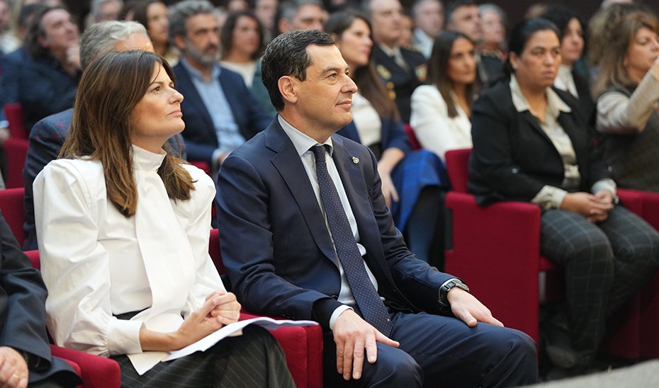 The Andalusian President with Pilar Gómez, director of the publication 'Artículo 14'.