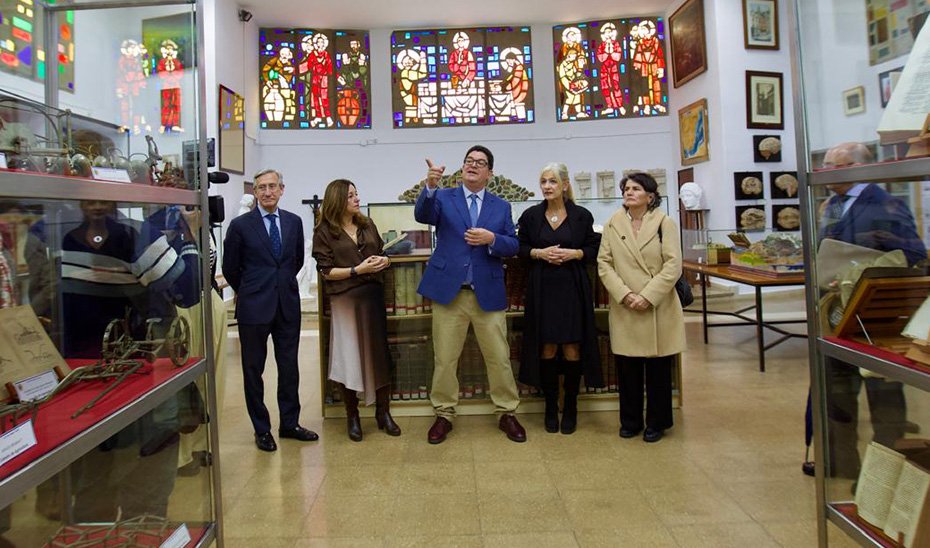 El IES San Isidoro de Sevilla exhibe más de 20.000 volúmenes en su espacio expositivo