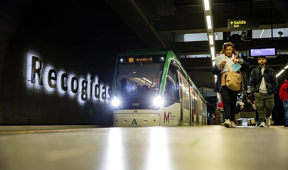 La Junta añade tres nuevos trenes al Metro de Granada.