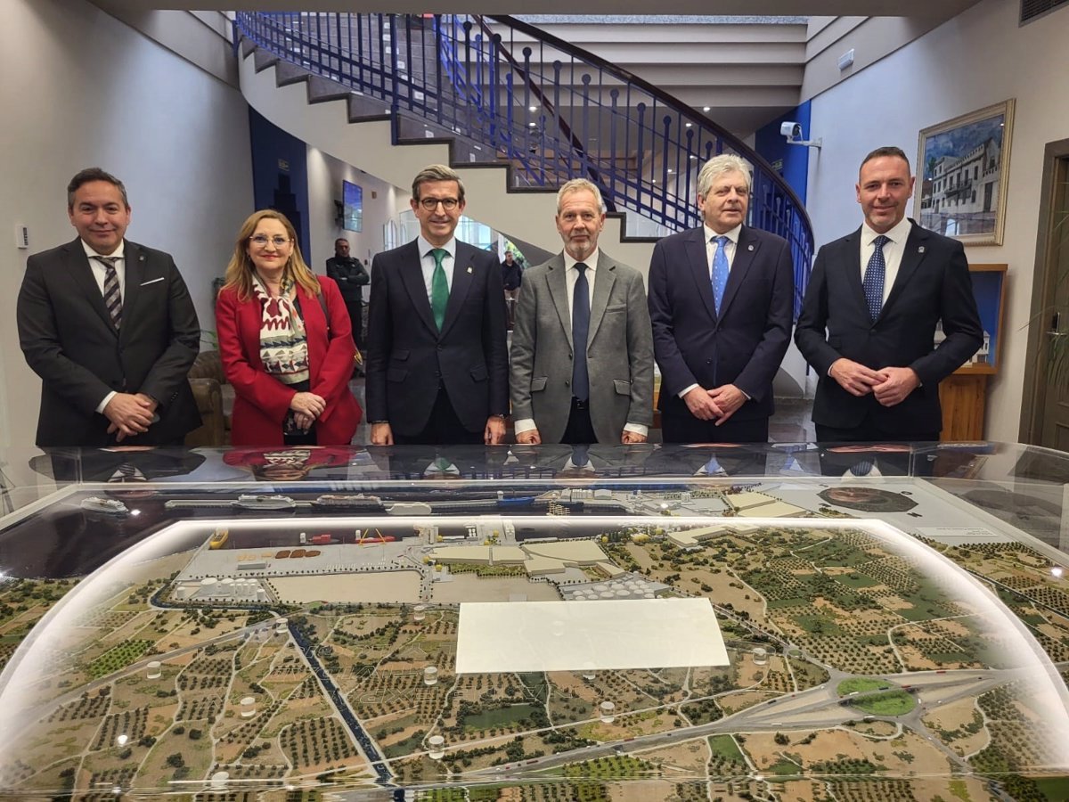 La Junta destaca la apuesta del Puerto de Motril por la descarbonización y las renovables.