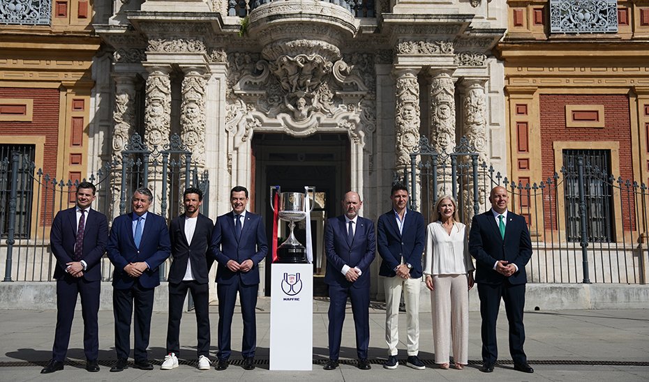 Moreno recibe en San Telmo la Copa del Rey de Fútbol para exposición pública.