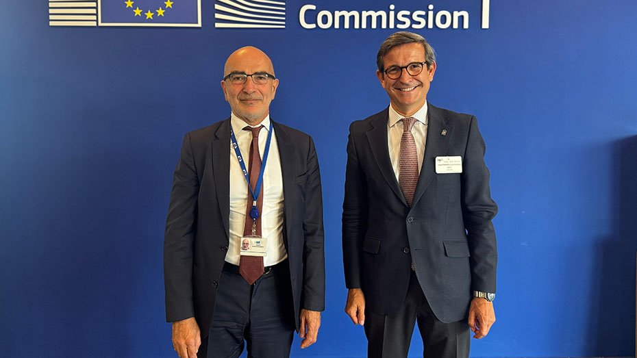 La Junta aborda desafíos de descarbonización, materias primas críticas y defensa con entidades europeas.