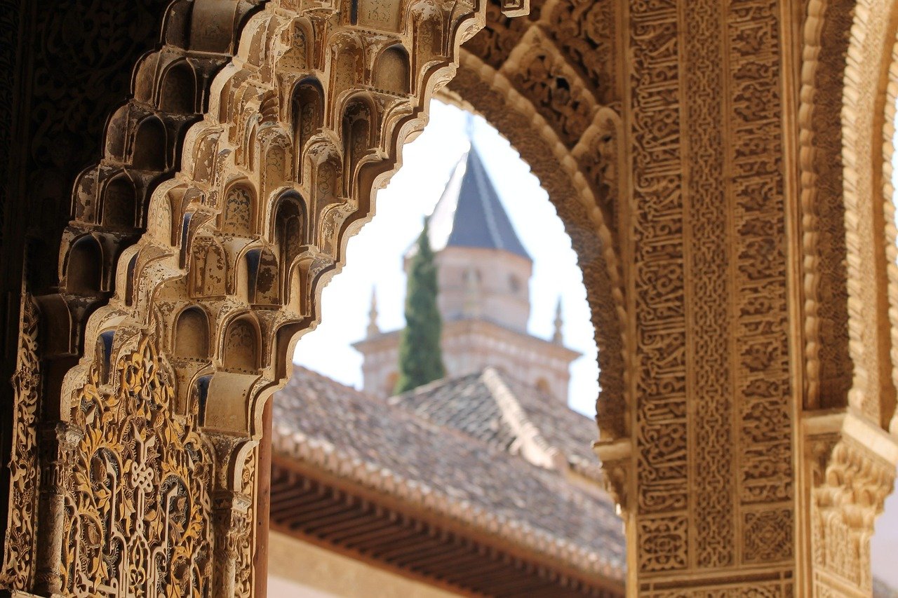 Descubre todo sobre la Alhambra: historia, horarios y consejos útiles