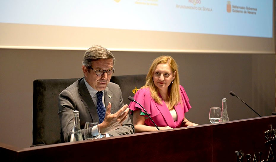 El consejero de Industria, Energía y Minas de la Junta de Andalucía, Jorge Paradela, junto a directora gerente de la Agencia Andaluza de la Energía, Natalia Márquez, en un momento del acto de entrega de los Premios EnerAgen 2025.