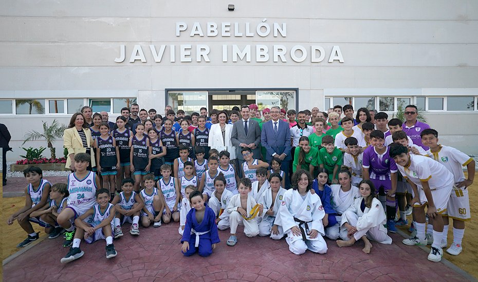 Moreno inaugura el Pabellón Deportivo Javier Imbroda en Torremolinos, revitalizando El Pinillo.