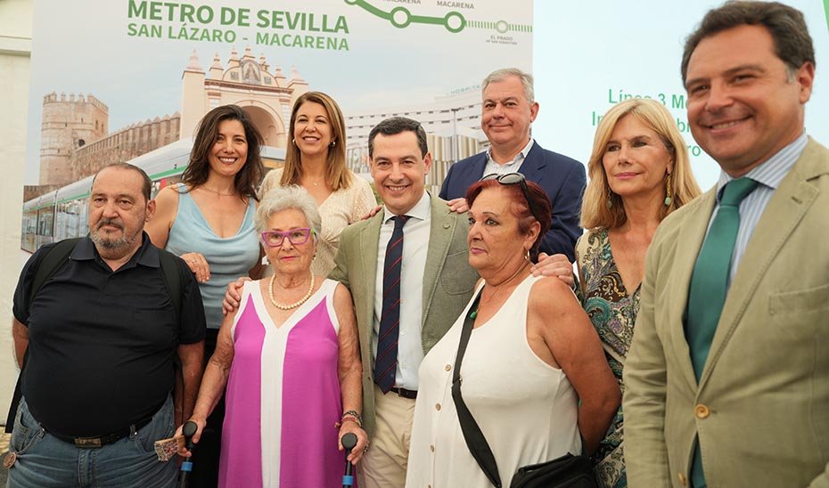 The President of the Junta and the Mayor of Seville, along with residents of the Macarena neighborhood and municipal officials from the district.
