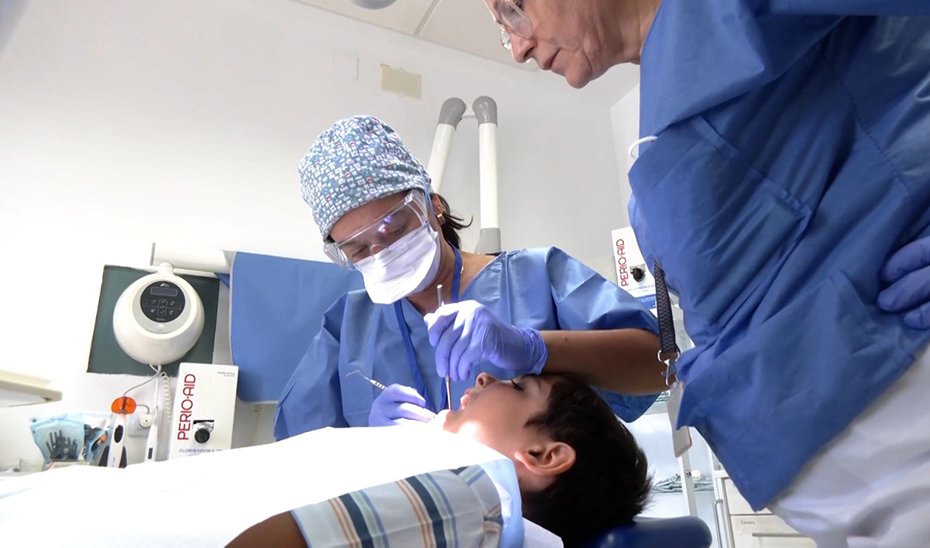 Andalucía amplía la atención bucodental infantil y facilita la cita con el dentista de Atención Primaria.
