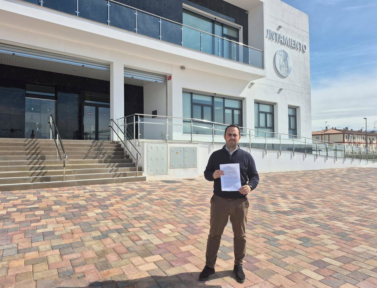 Investigan impacto de bala en ventana del Ayuntamiento de Pulianas.