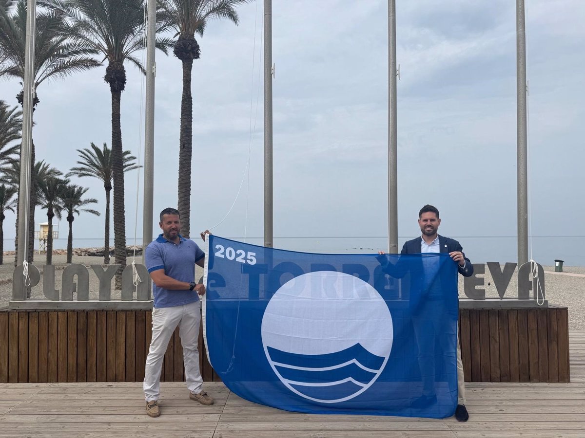 La Bandera Azul ondea en 13 playas de Granada este año