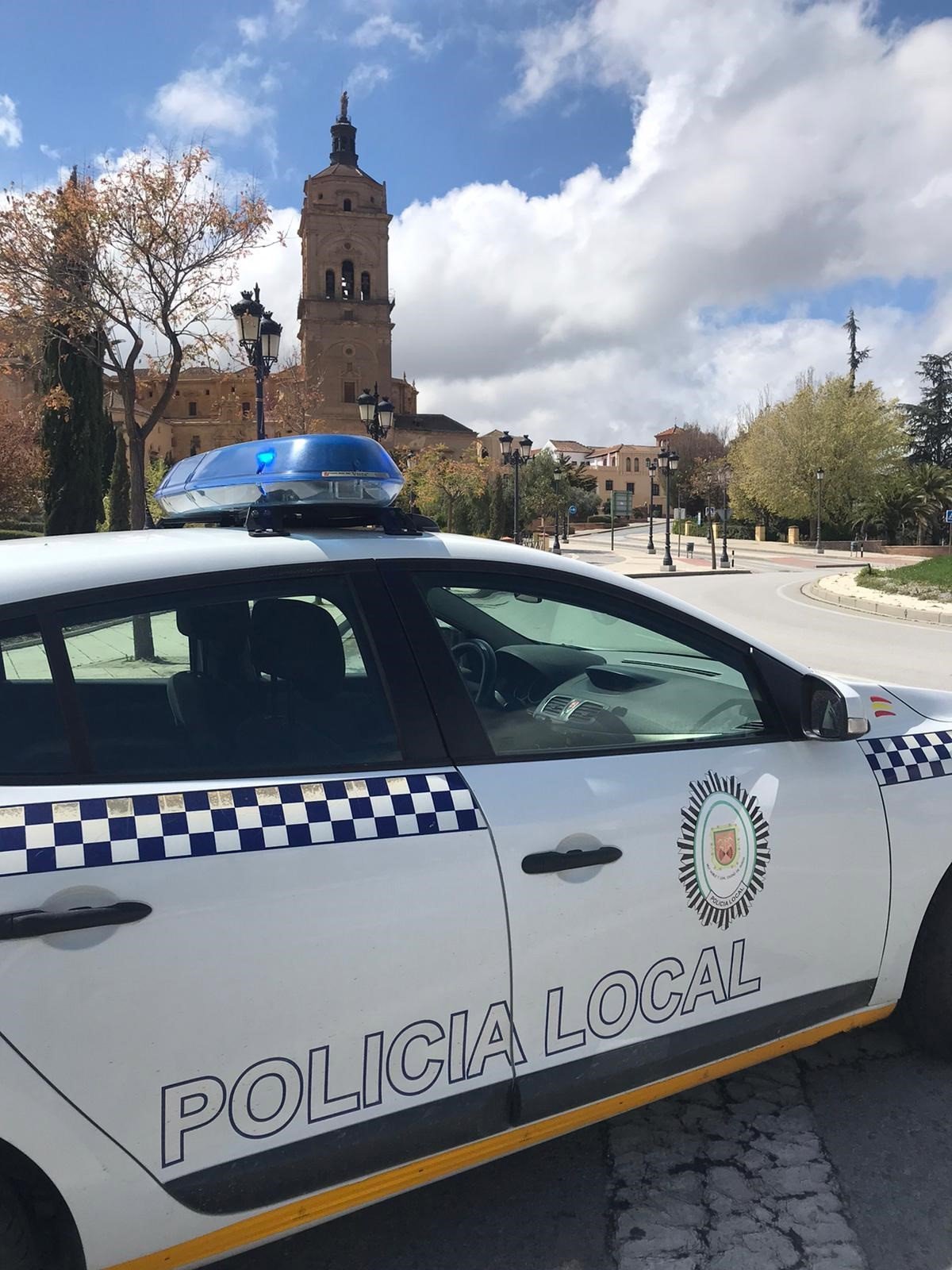 Niño de dos años rescatado con síntomas de golpe de calor en coche en Guadix