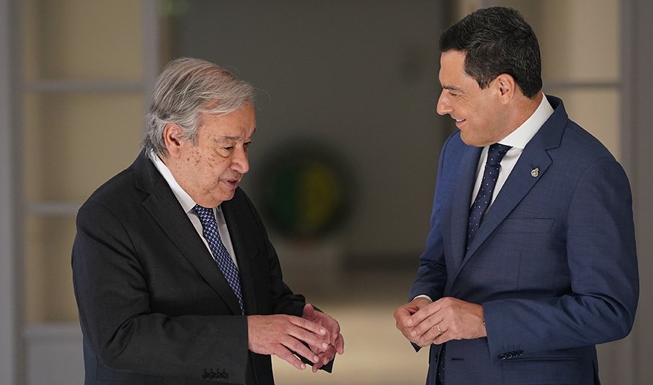 Juanma Moreno and António Guterres chatting in the corridors of San Telmo.