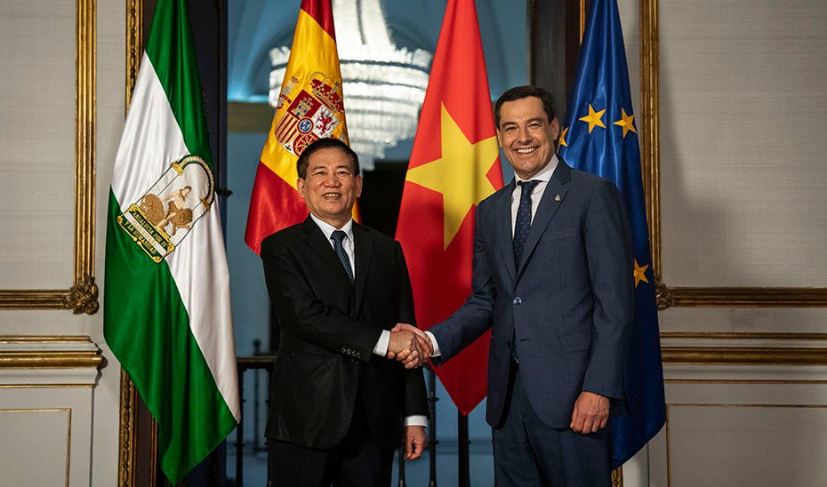The President of the Andalusian Government meeting with the Deputy Prime Minister of Vietnam, Ho Duc Phoc, at the San Telmo Palace.