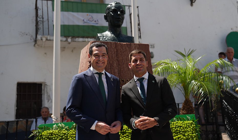 Juanma Moreno and Juan Luis Villalón, Mayor of Casares, in front of the monument erected to Blas Infante in his hometown.