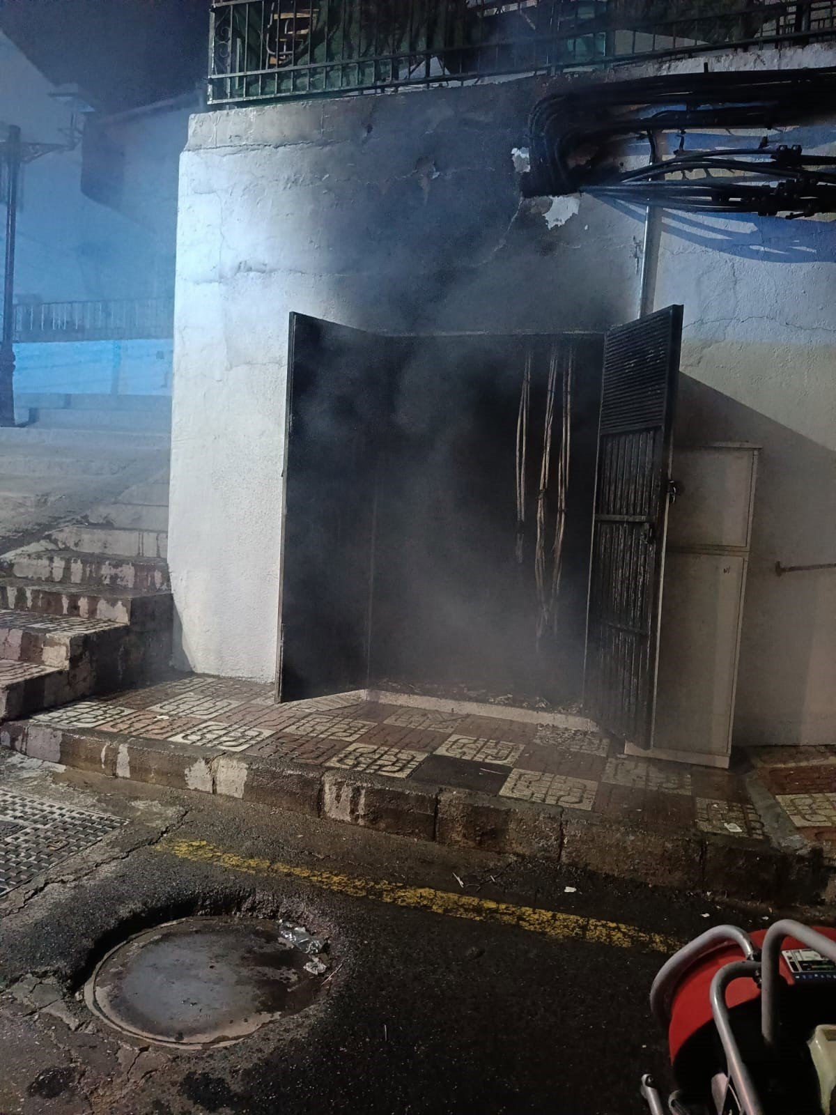 Centro de transformación eléctrica calcinado en Pinos Puente por sobrecarga de enganches.