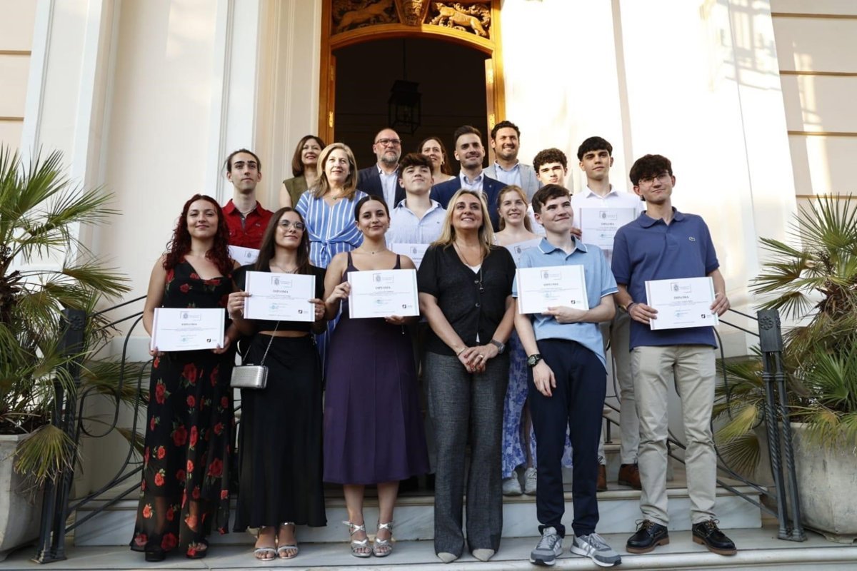 Diez estudiantes granadinos destacados en la EBAU 2025 reciben reconocimiento del Ayuntamiento
