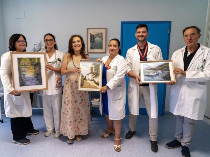 El Hospital Virgen de las Nieves recibe acuarelas de paciente agradecida