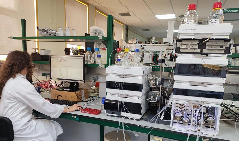 Estudio confirma seguridad ambiental de extractos de naranja y canela como biopesticidas.