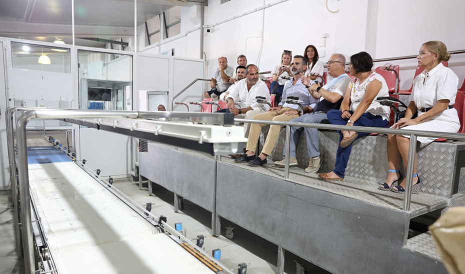 Fernández-Pacheco destaca la importancia de la pesca artesanal en Conil y su potencial para el futuro