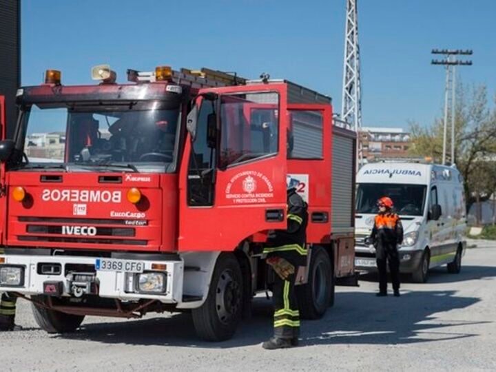 Incendio en polígono Asegra de Granada genera columna de humo por material quemado