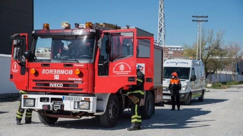 Incendio en polígono Asegra de Granada genera columna de humo por material quemado