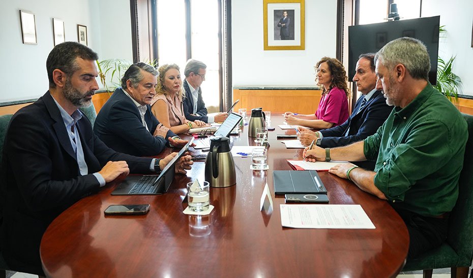 La Junta se reúne para tratar aranceles de Estados Unidos a Europa