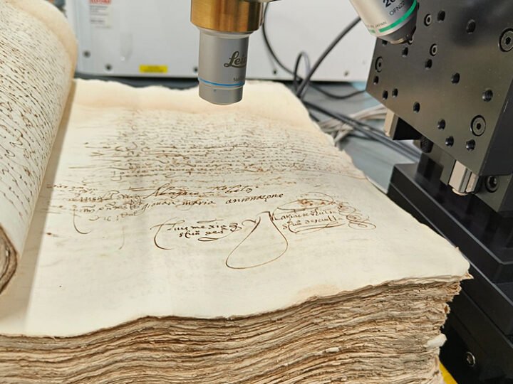 La investigación de las tintas en documentos notariales de Sevilla.