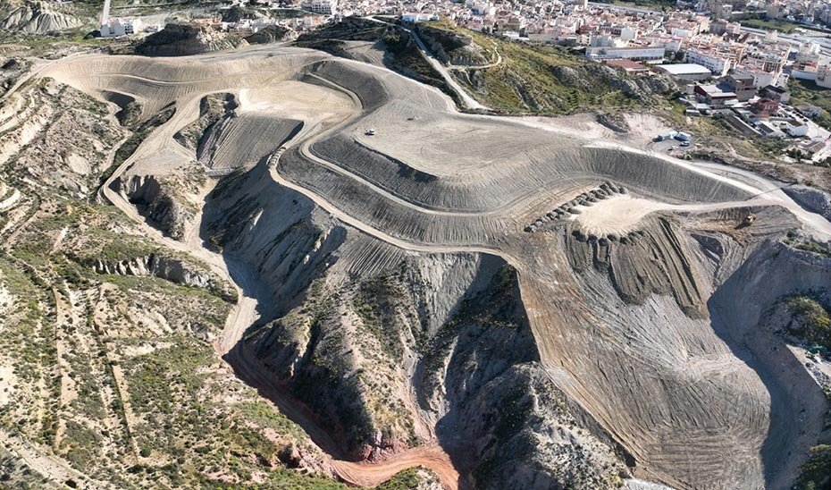 Andalucía clausura vertederos y recupera espacios degradados para una gestión de residuos sostenible.