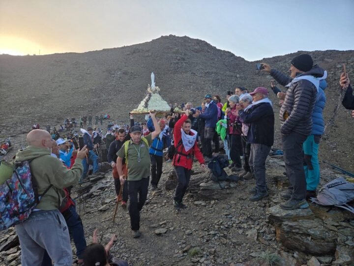 Cientos de personas acompañan a la Virgen de las Nieves en la Romería Blanca de Monachil.