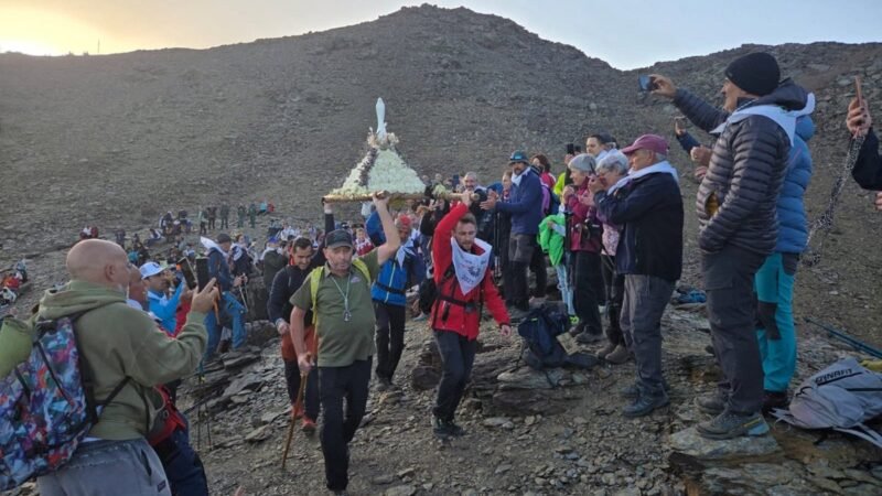 Cientos de personas acompañan a la Virgen de las Nieves en la Romería Blanca de Monachil.
