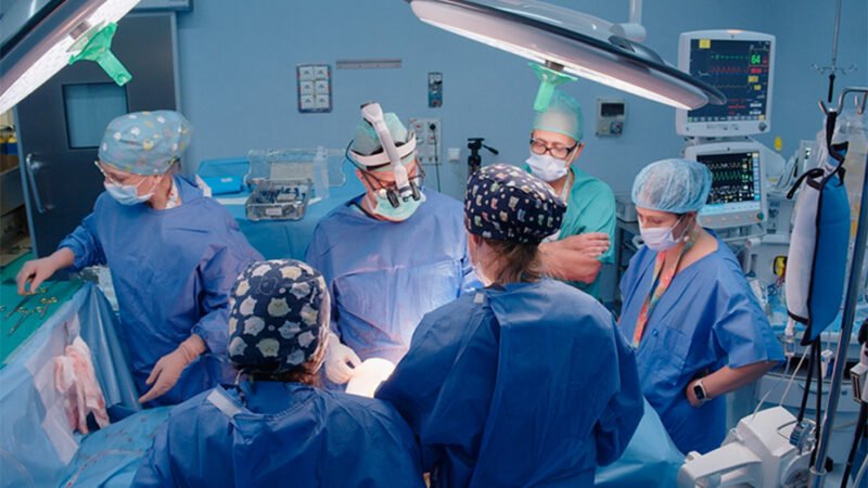 El Hospital Reina Sofía implanta por primera vez en España un desfibrilador extravascular por esternotomía media.
