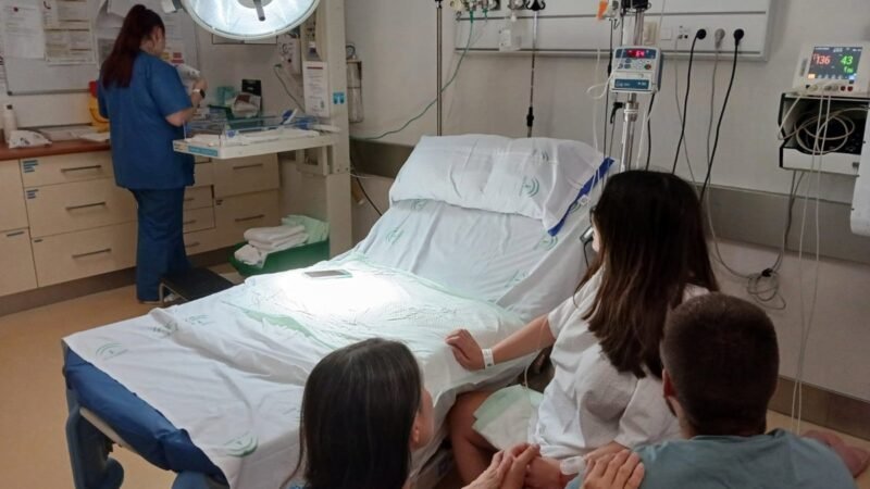 El Hospital de Motril renueva su equipamiento en salas de paritorio con mejoras adicionales.
