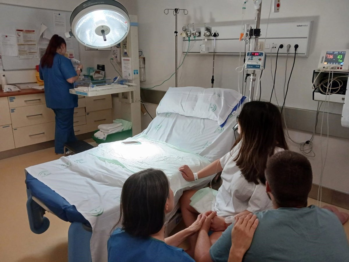 El Hospital de Motril renueva su equipamiento en salas de paritorio con mejoras adicionales.