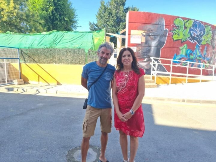 El PSOE de Guadix critica la falta de apertura de la piscina municipal mientras celebra la inauguración de la piscina en Bácor-Olivar.