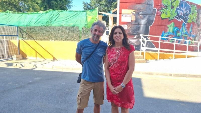 El PSOE de Guadix critica la falta de apertura de la piscina municipal mientras celebra la inauguración de la piscina en Bácor-Olivar.