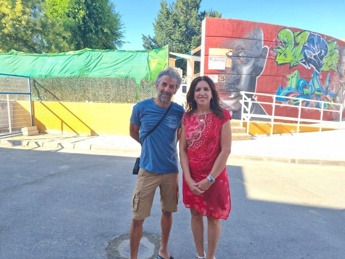 El PSOE de Guadix critica la falta de apertura de la piscina municipal mientras celebra la inauguración de la piscina en Bácor-Olivar.