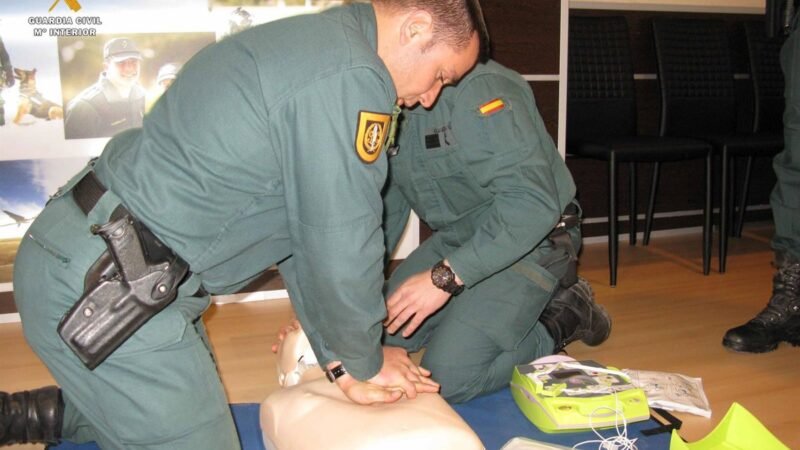 Guardias civiles rescatan a hombre de 67 años tras caída en Pinos Puente, detienen a estafadores en Castell de Ferro.