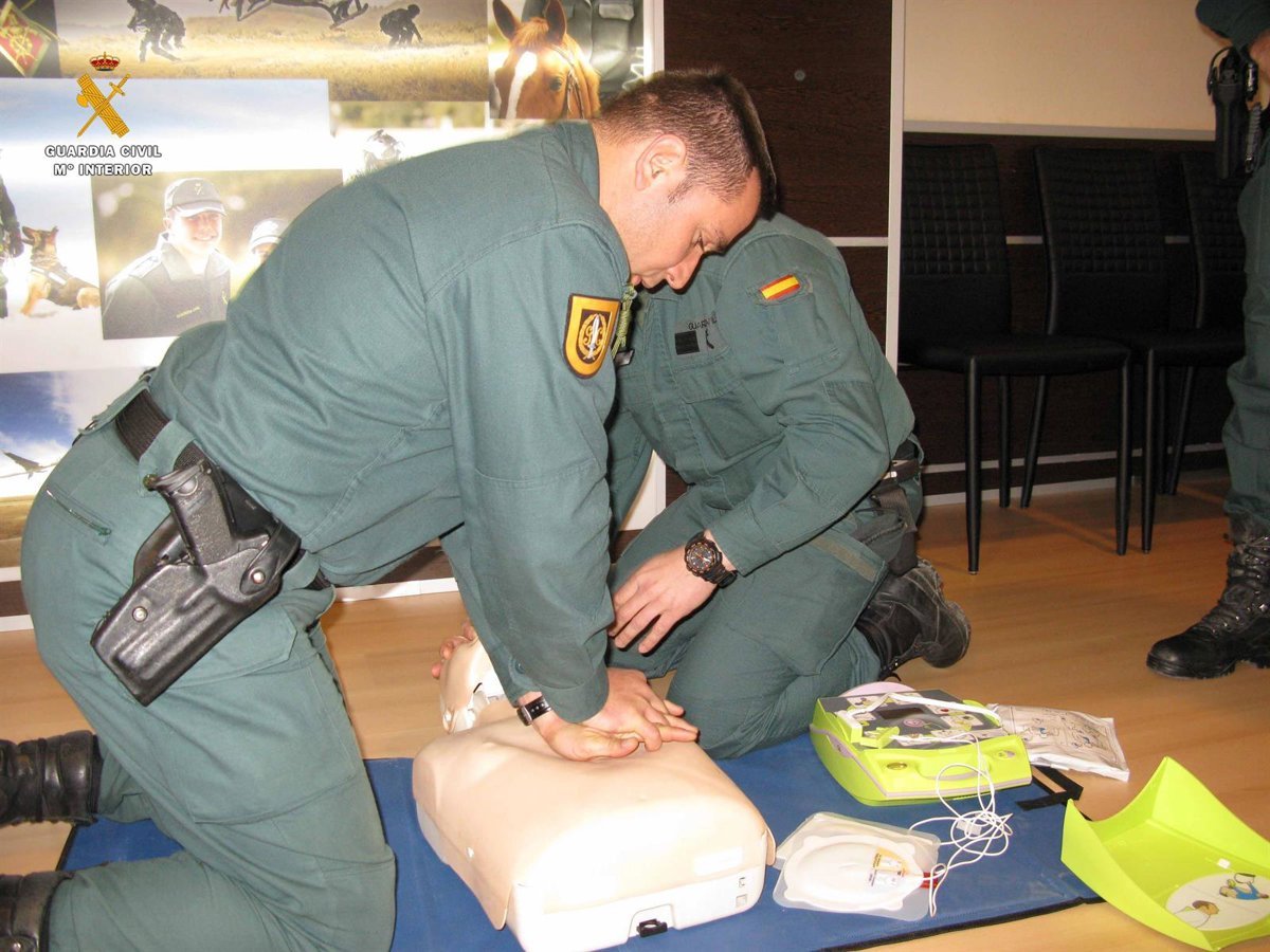 Guardias civiles rescatan a hombre de 67 años tras caída en Pinos Puente, detienen a estafadores en Castell de Ferro.