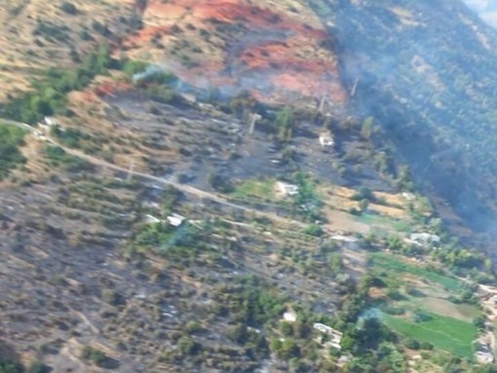 Reabierta la A-4132 tras estabilizarse incendio en Carataunas (Granada)