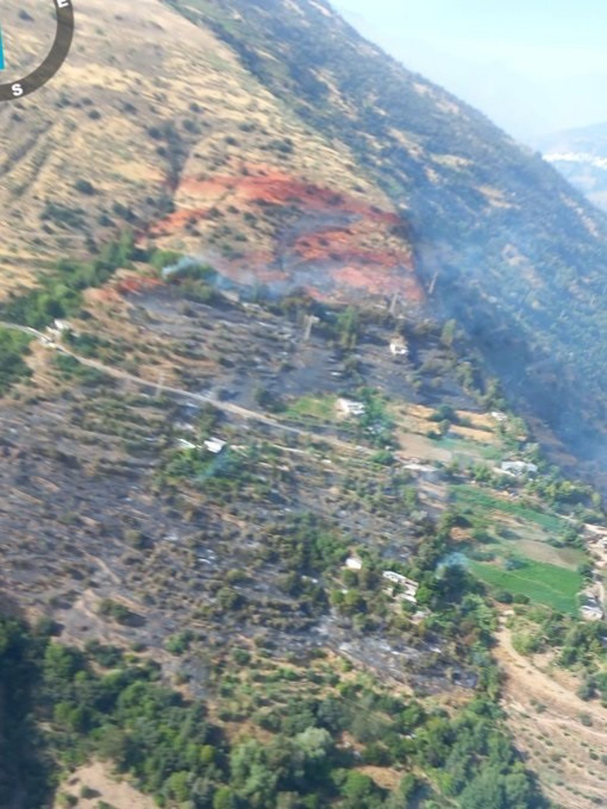 Reabierta la A-4132 tras estabilizarse incendio en Carataunas (Granada)