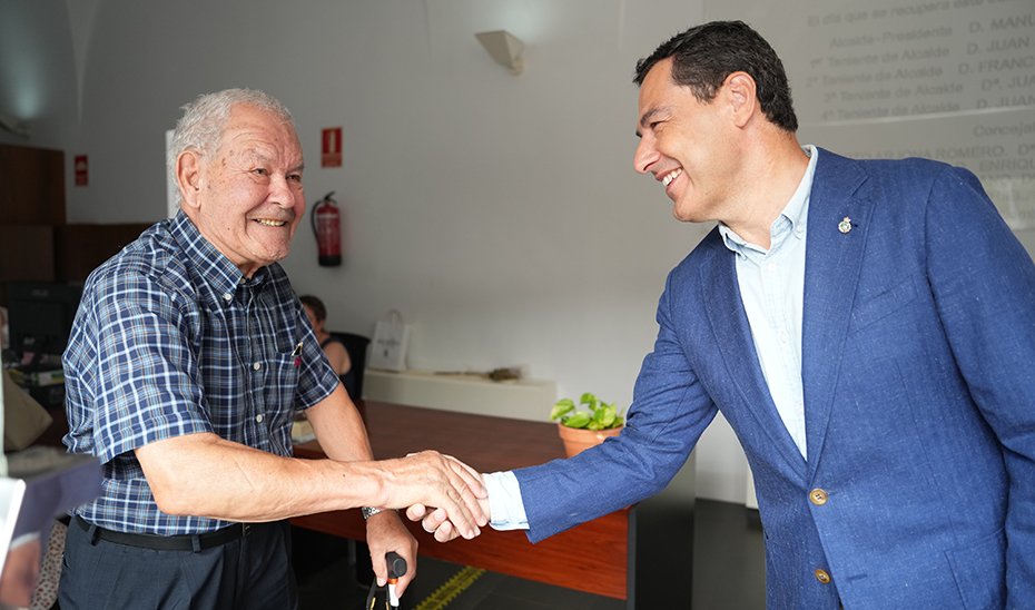 Visita de Juanma Moreno a Archidona, encuentro con el alcalde y apoyo a proyectos locales.