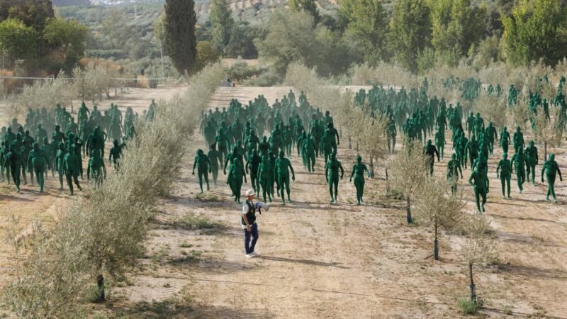 Cerca de 2.000 voluntarios posan desnudos en Granada para ‘Retrato Alhambra 1925’ de Spencer Tunick