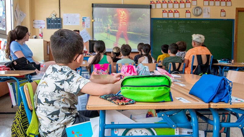 Educación pide al Gobierno que desbloquee programa de auxiliares de conversación en español.