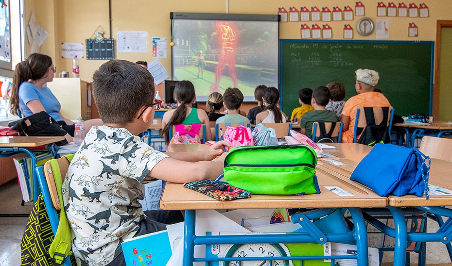 Educación pide al Gobierno que desbloquee programa de auxiliares de conversación en español.